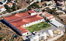 Vista aérea de la estación de aguas residuales compuesto por un edificio en forma de L