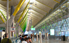 Vista interior de la terminal del aeropuerto de barajas, Madrid, España