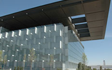 Vista de la fachada acristalada del edificio principal de la Ciudad de Telecomunicaciones de Telefónica, Madrid, España