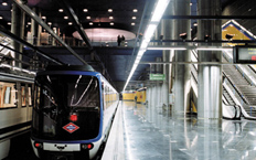 Vista frontal de una estación de metro, mostrando tanto el anden como la máquina