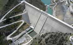 Aerial view of the dam showing the environmental setting in which it is located.