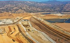 Aerial view of the dam showing the environmental setting in which it is located.