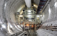 Vista del interior del tunel en su fase de construcción, con la tuneladora al fondo