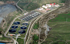 Vista aérea del EDAR la Gavia compuesto por varios edificios y multitud de embalses destinados al tratamiento del agua