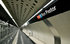 Vista del interior del andén del metro de Barcelona. Se visualiza el cartel con el nombre de la estación