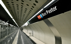 View of the interior of the Barcelona metro platform. The sign with the name of the station can be seen