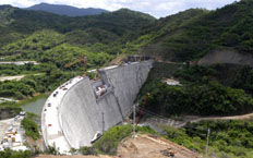 Vista aérea de la construcción de la presa, concretamente la parte central de la presa.