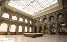 Vista interior de una sala de la extensión del Museo del Prado, se pueden apreciar el techo acristalado y la sala con porticos