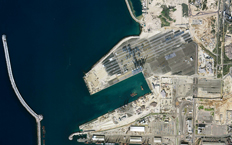 Vista cenital de la ampliación del puerto, se pueden apreciar las máquinas utilizadas para desarrollar la ampliación