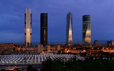 Vista frontal al anochecer de las 4 torres de Madrid