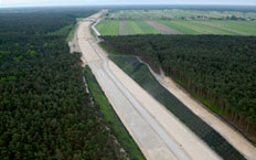Vista aérea de la autopista S8 en Lodz, Polonia