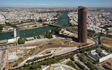 Vista aérea de la Torre Pelli ubicada en la Isla de la Cartuja con la ciudad de Sevilla al fondo