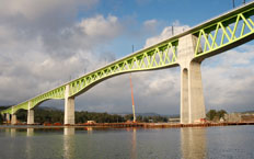 Vista frontal de la sección central del puente con el rio en la parte inferior de la imagen